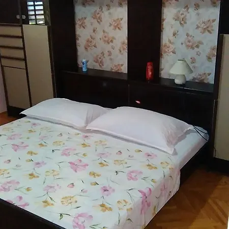 Vini アパート トロギール